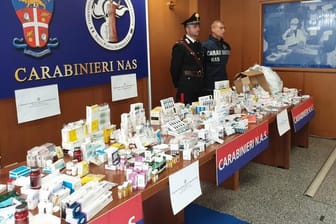 Italienische Carabinieri präsentieren beschlagnahmte Dopingmittel.