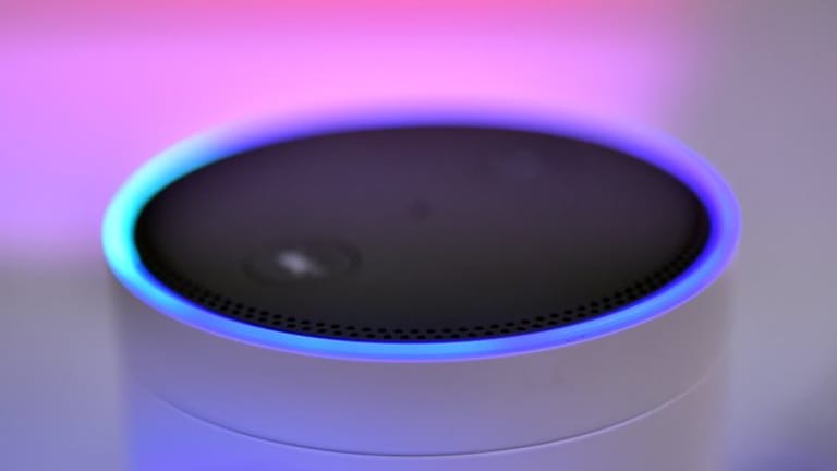 Der Lautsprecher Amazon Echo mit dem Sprachassistenten "Alexa".