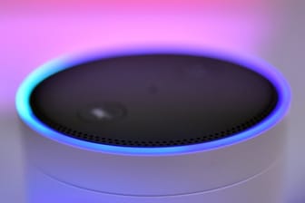 Der Lautsprecher Amazon Echo mit dem Sprachassistenten "Alexa".