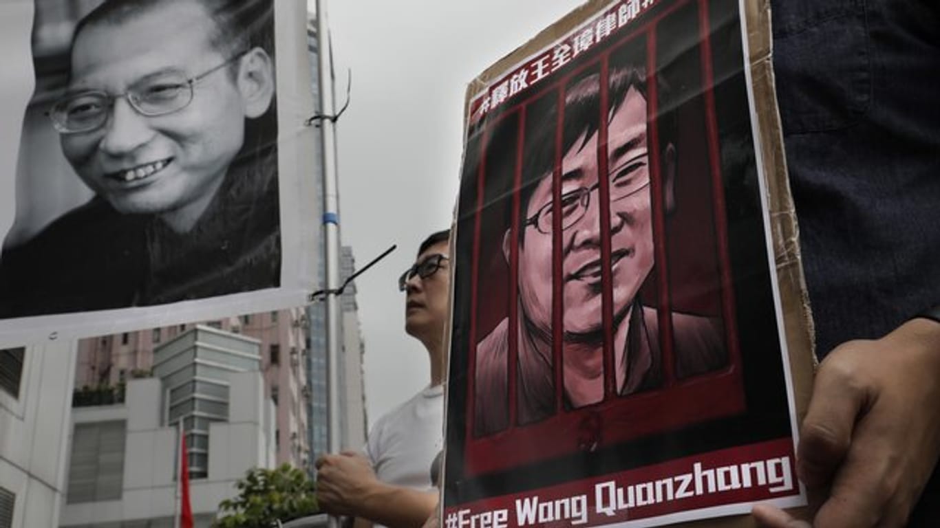 Demonstranten in Hongkong erinnern an chinesische Bürgerrechtler, darunter der verstorbene Friedensnobelpreisträger Liu Xiaobo (auf dem linken Plakat.