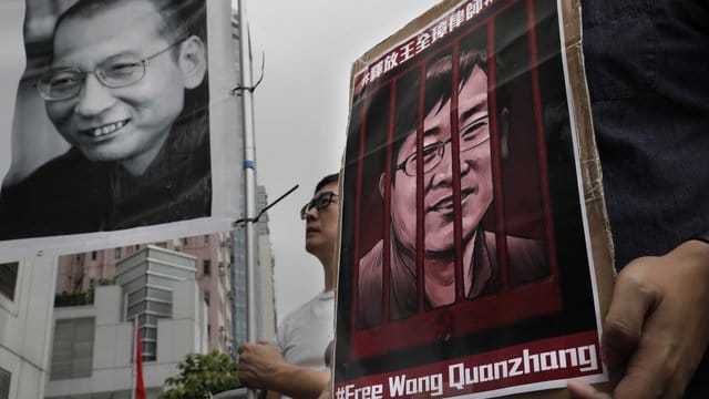 Demonstranten in Hongkong erinnern an chinesische Bürgerrechtler, darunter der verstorbene Friedensnobelpreisträger Liu Xiaobo (auf dem linken Plakat. Demonstranten in Hongkong erinnern an chinesische Bürgerrechtler, darunter der verstorbene Friedensnobelpreisträger Liu Xiaobo (auf dem linken Plakat.