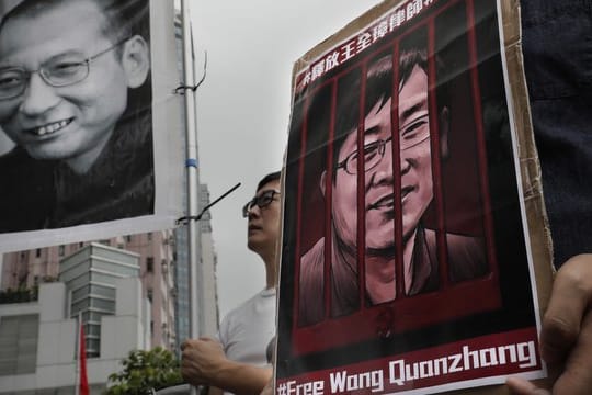 Demonstranten in Hongkong erinnern an chinesische Bürgerrechtler, darunter der verstorbene Friedensnobelpreisträger Liu Xiaobo (auf dem linken Plakat.