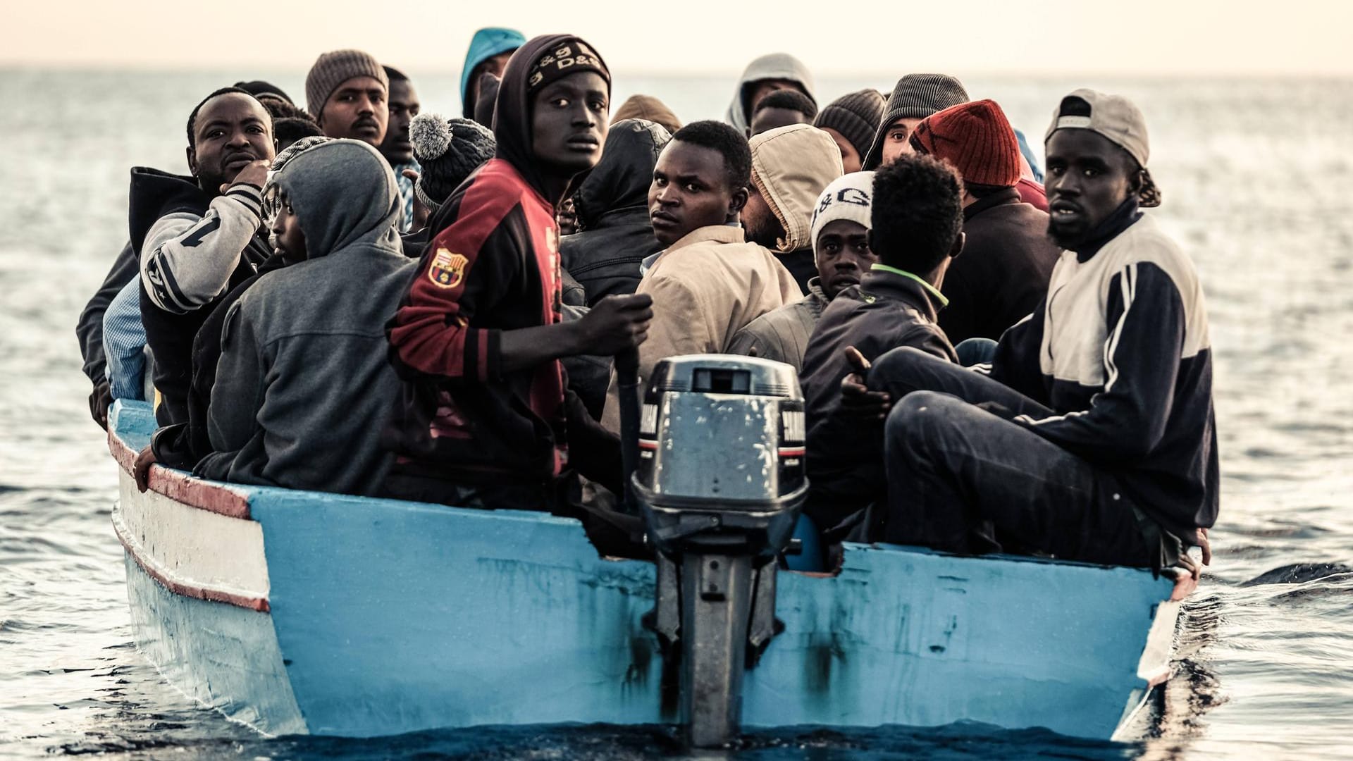 Ein Boot mit Flüchtlingen auf dem Mittelmeer.