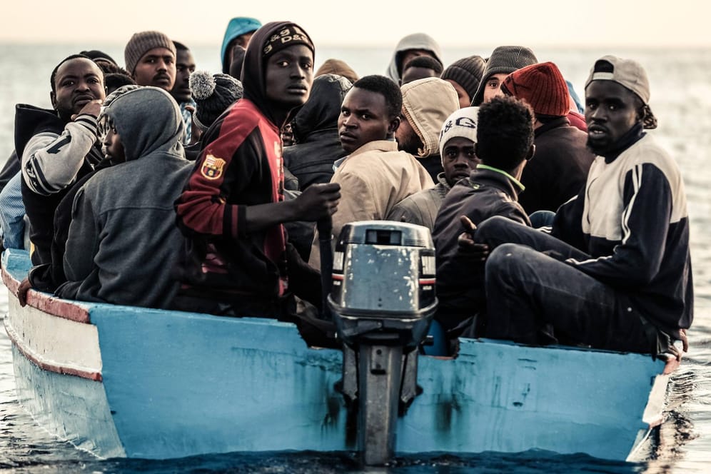 Ein Boot mit Flüchtlingen auf dem Mittelmeer.