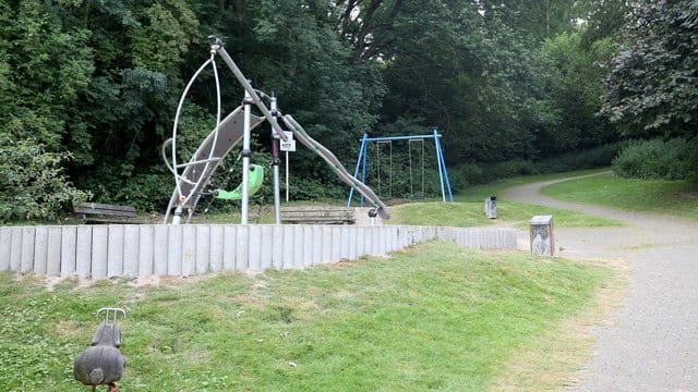 In der Nähe dieses Spielplatzes in Mülheim wurde eine junge Frau von einer Gruppe Jugendlicher überfallen und sexuell missbraucht. In der Nähe dieses Spielplatzes in Mülheim wurde eine junge Frau von einer Gruppe Jugendlicher überfallen und sexuell missbraucht.