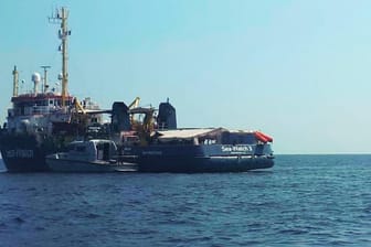 Die "Sea Watch 3" im Mittelmeer: Nachdem Kapitänin Carola Rackete festgenommen wurde, erhielt ihre Hilfsorganisation viele Spendengelder.