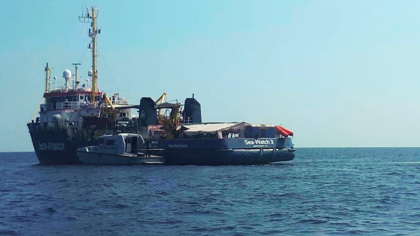 Die "Sea Watch 3" im Mittelmeer: Nachdem Kapitänin Carola Rackete festgenommen wurde, erhielt ihre Hilfsorganisation viele Spendengelder.