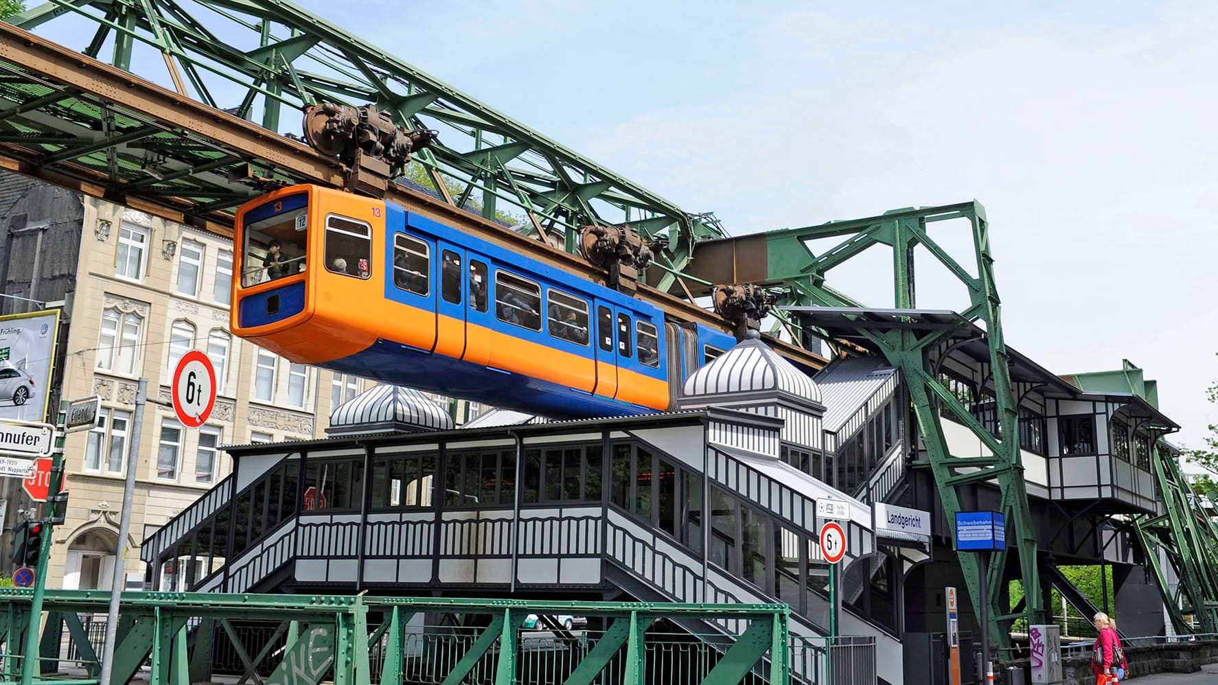 Schwebebahn in Wuppertal: Wegen einer noch ausstehenden Genehmigung könnte sich der geplante Wiedereröffnungstermin verzögern.