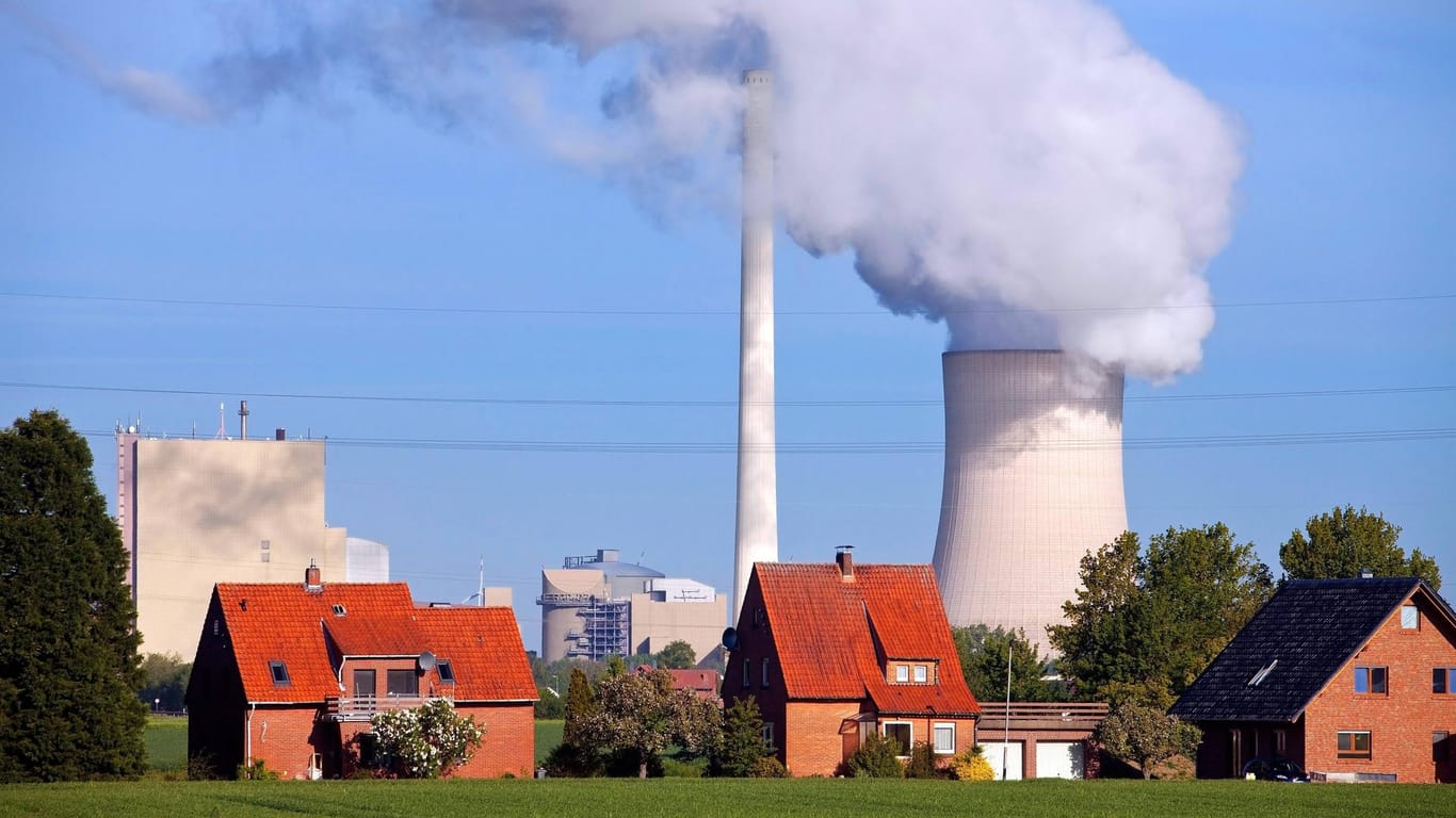 Kühlturm von einem Steinkohlekraftwerk: Die Mehrheit der Deutschen spricht sich in einer neuen Umfrage für eine CO2-Steuer aus.