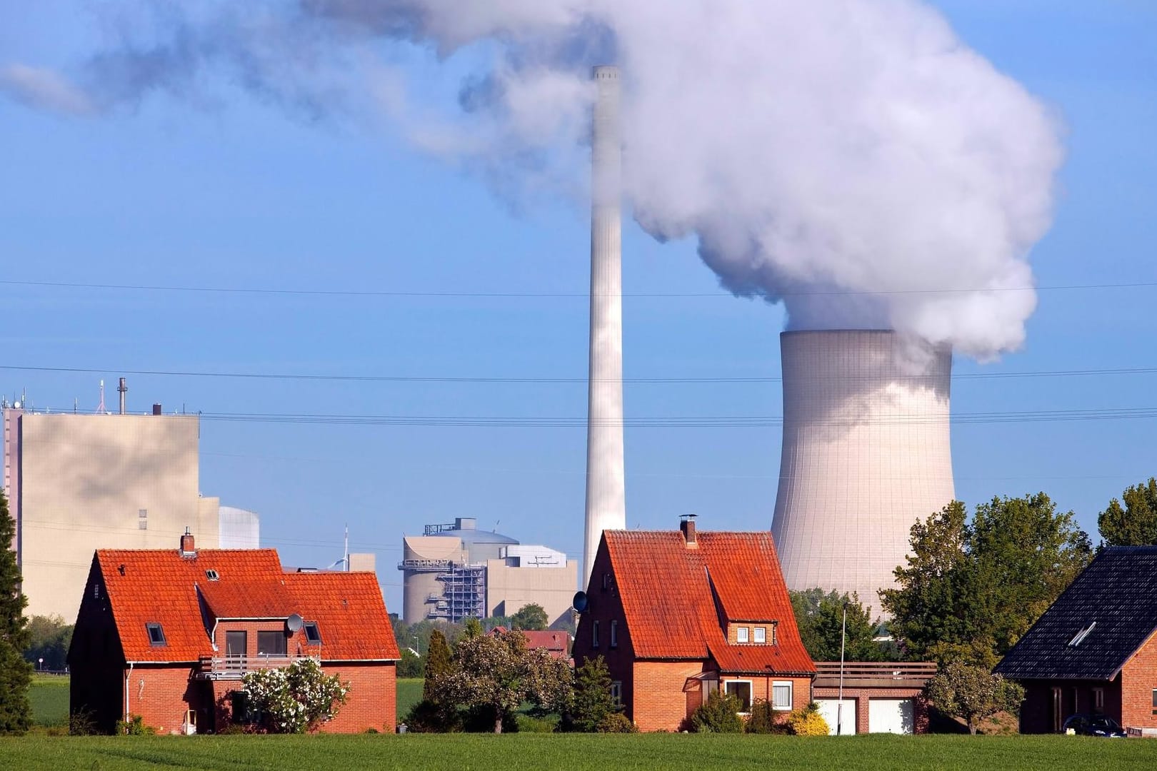 Kühlturm von einem Steinkohlekraftwerk: Die Mehrheit der Deutschen spricht sich in einer neuen Umfrage für eine CO2-Steuer aus.