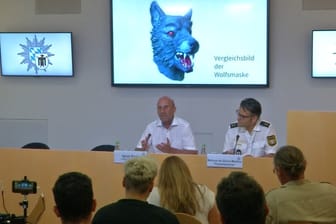 Auffällige Wolfsmaske: Die Polizei hatte zunächst nach einem Unbekannten gefahndet. Ein festgenommener Verdächtiger hat die Vergewaltigung einer Elfjährigen nun gestanden.
