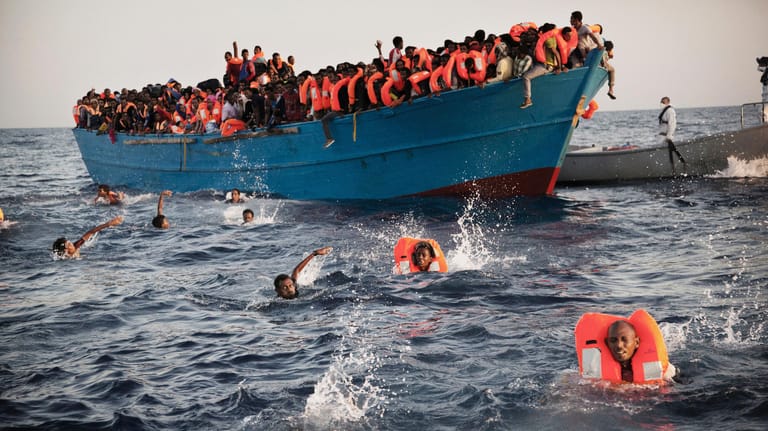 Migranten im August 2016 vor Libyen: Wie könnte eine Lösung im Mittelmeer aussehen?