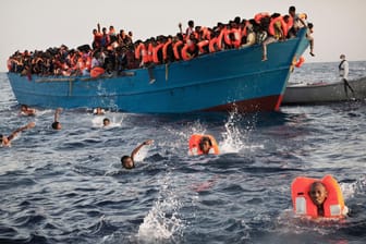 Migranten im August 2016 vor Libyen: Wie könnte eine Lösung im Mittelmeer aussehen?