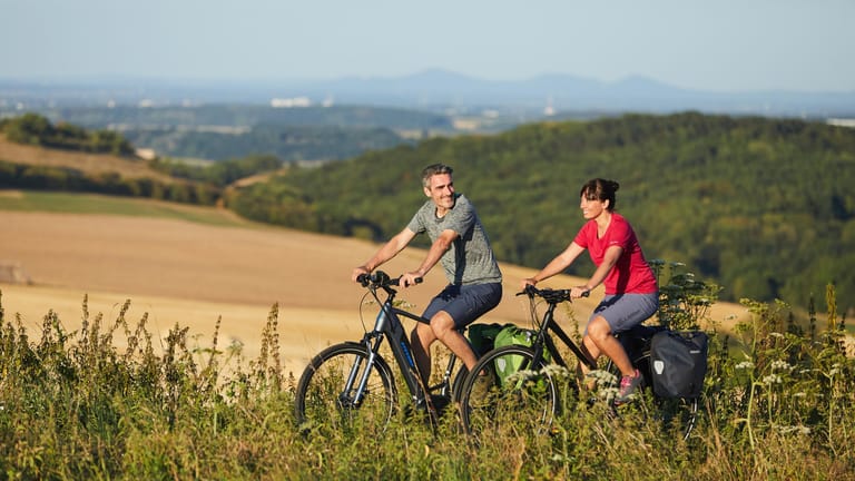 Zwei Radfahrer erkunden die Natur: Die meisten Urlauber planen eine Fahrradreise auf eigene Faust.