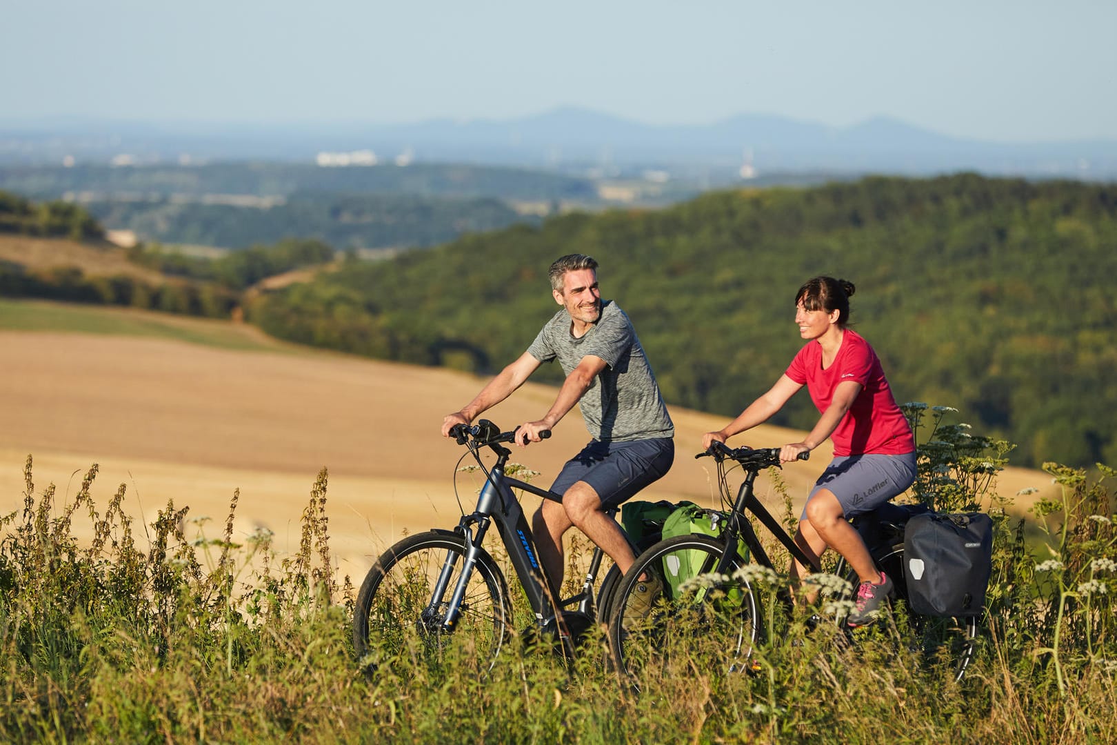 Zwei Radfahrer erkunden die Natur: Die meisten Urlauber planen eine Fahrradreise auf eigene Faust.