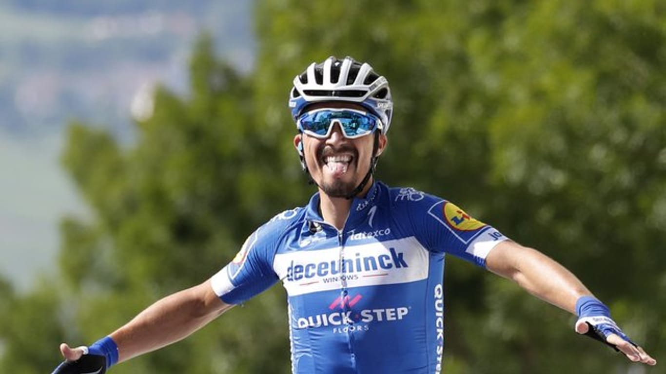 Der Franzose Julian Alaphilippe bejubelt seinen Etappensieg bei der Zieleinfahrt.