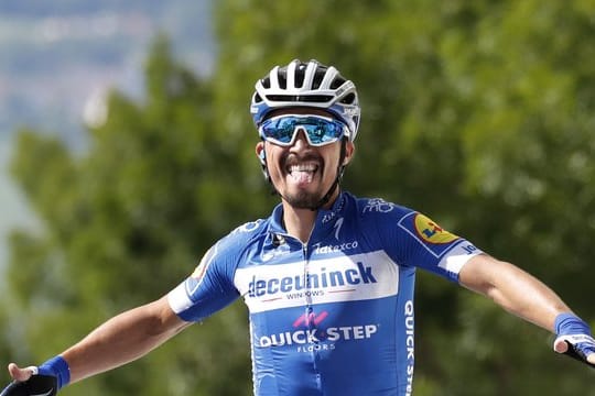 Der Franzose Julian Alaphilippe bejubelt seinen Etappensieg bei der Zieleinfahrt.