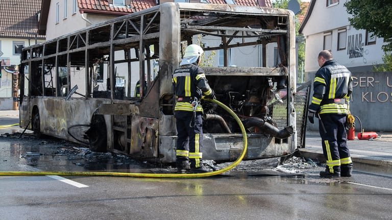 Kusterdingen in Baden-Würtemberg: Ein Linienbus ist in Flammen aufgegangen und komplett ausgebrannt.