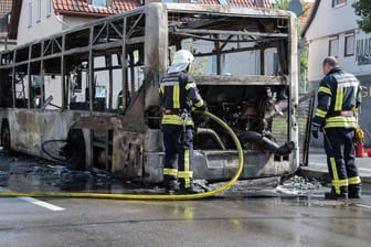 Kusterdingen in Baden-Würtemberg: Ein Linienbus ist in Flammen aufgegangen und komplett ausgebrannt.