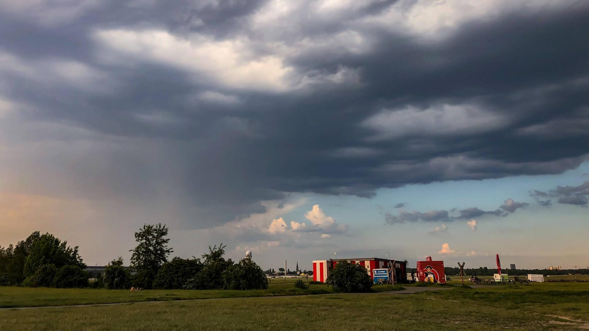 Wolken am Himmel: Die zweite Hälfte der Woche wird wechselhaft.