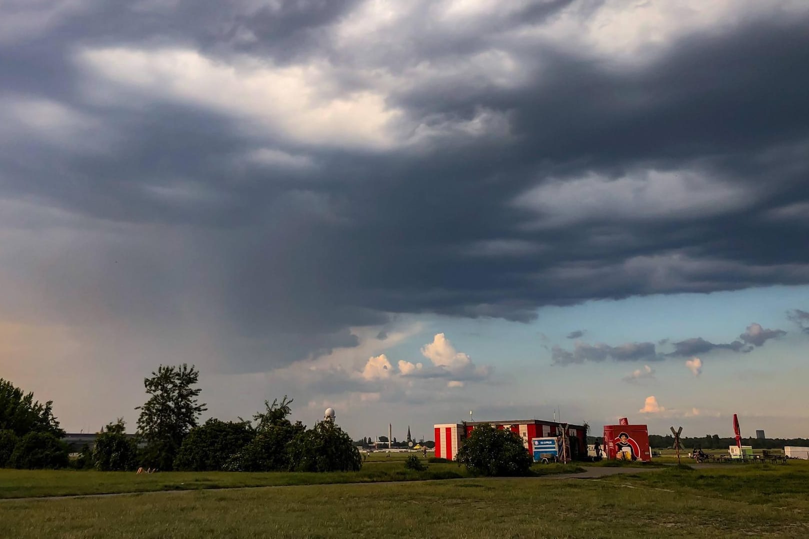 Wolken am Himmel: Die zweite Hälfte der Woche wird wechselhaft.