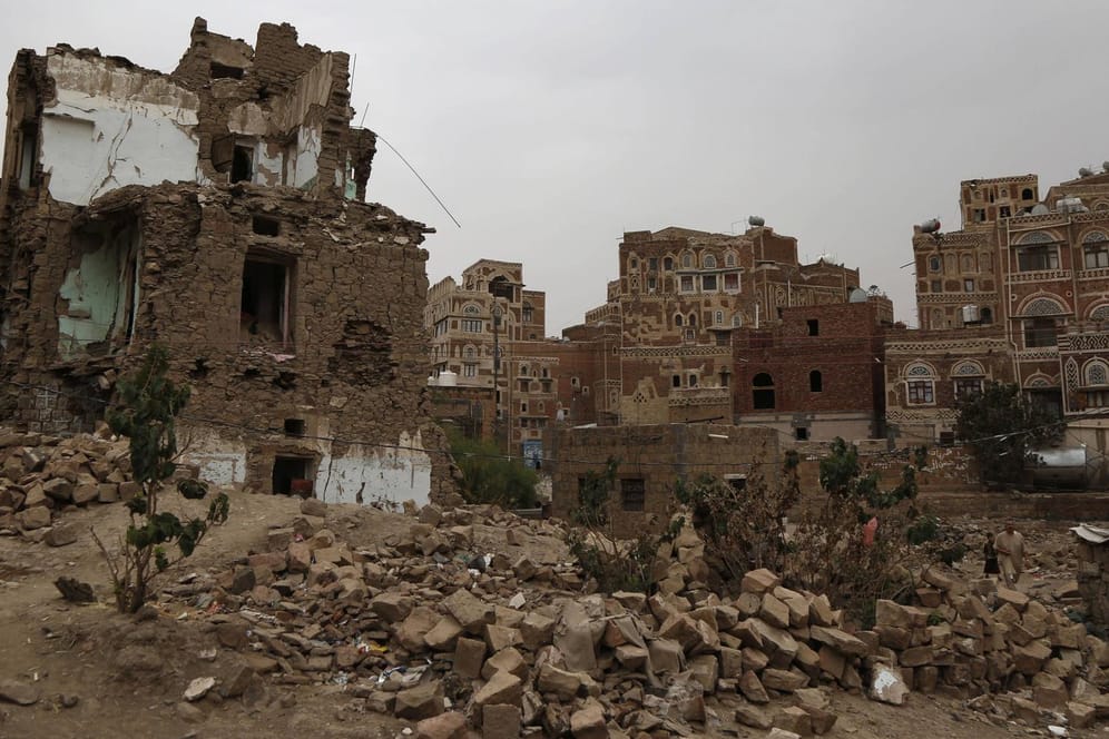 Trümmer im jemenitische Sanaa: Der Krieg hat laut UNO die größte humanitäre der heutigen Zeit ausgelöst – die Militärkoalition zieht sich zum Teil zurück. Die Rebellen fordern einen kompletten Rückzug.
