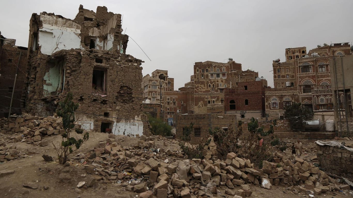 Trümmer im jemenitische Sanaa: Der Krieg hat laut UNO die größte humanitäre der heutigen Zeit ausgelöst – die Militärkoalition zieht sich zum Teil zurück. Die Rebellen fordern einen kompletten Rückzug.