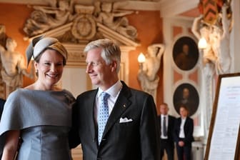 Das belgische Königspaar König Philippe und Königin Mathilde im Thronsaal von Schloss Friedenstein in Gotha.