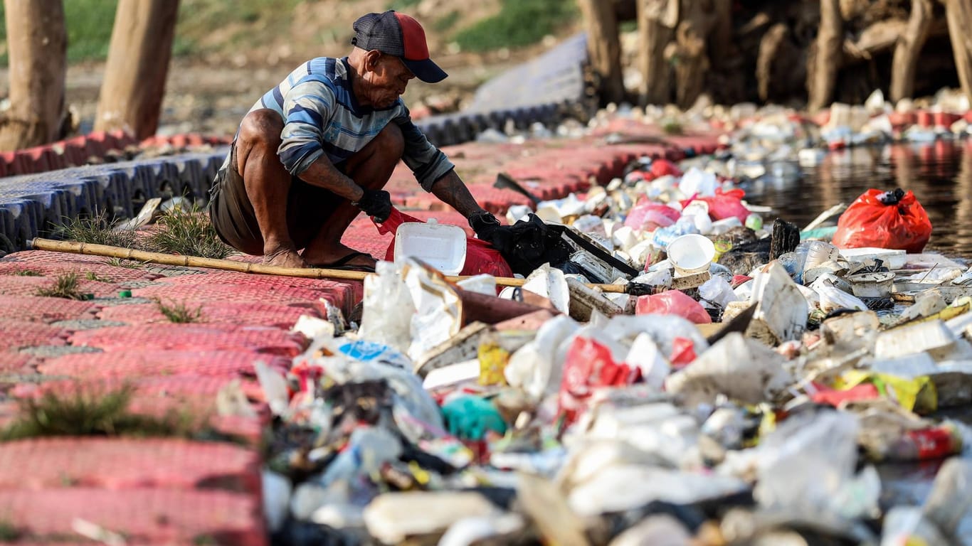 Plastikmüll in Indonesien: Das südostasiatische Land hat acht Container mit Müll zurück nach Australien geschickt.