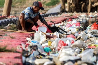 Plastikmüll in Indonesien: Das südostasiatische Land hat acht Container mit Müll zurück nach Australien geschickt.