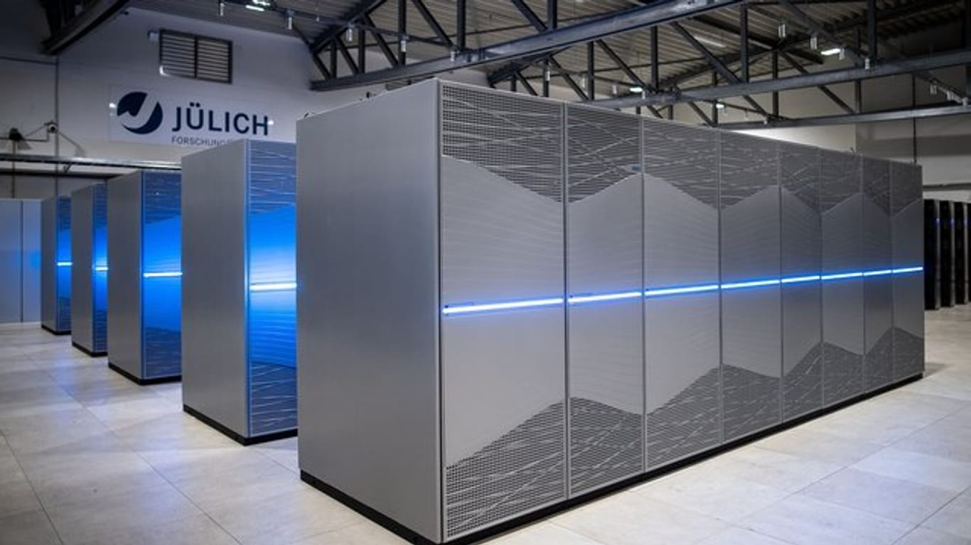 Der Supercomputers "Juwels" im Forschungszentrum Jülich: Der IT-Gigant Google und das Forschungszentrum Jülich arbeiten künftig bei der Entwicklung von superschnellen Rechnern zusammen.