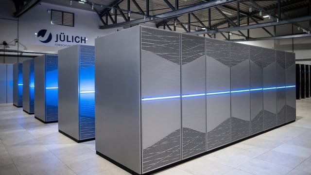 Der Supercomputers "Juwels" im Forschungszentrum Jülich: Der IT-Gigant Google und das Forschungszentrum Jülich arbeiten künftig bei der Entwicklung von superschnellen Rechnern zusammen.