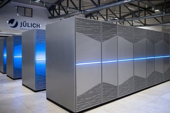 Der Supercomputers "Juwels" im Forschungszentrum Jülich: Der IT-Gigant Google und das Forschungszentrum Jülich arbeiten künftig bei der Entwicklung von superschnellen Rechnern zusammen.