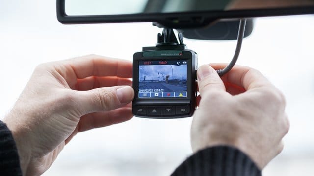 Mittig unterm Rückspiegel: Genau so sollte eine Dashcam angebracht werden. Mittig unterm Rückspiegel: Genau so sollte eine Dashcam angebracht werden.