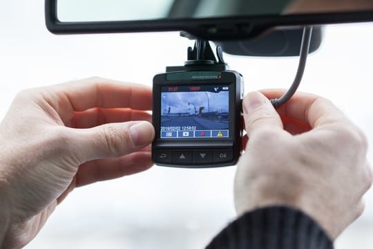 Mittig unterm Rückspiegel: Genau so sollte eine Dashcam angebracht werden.