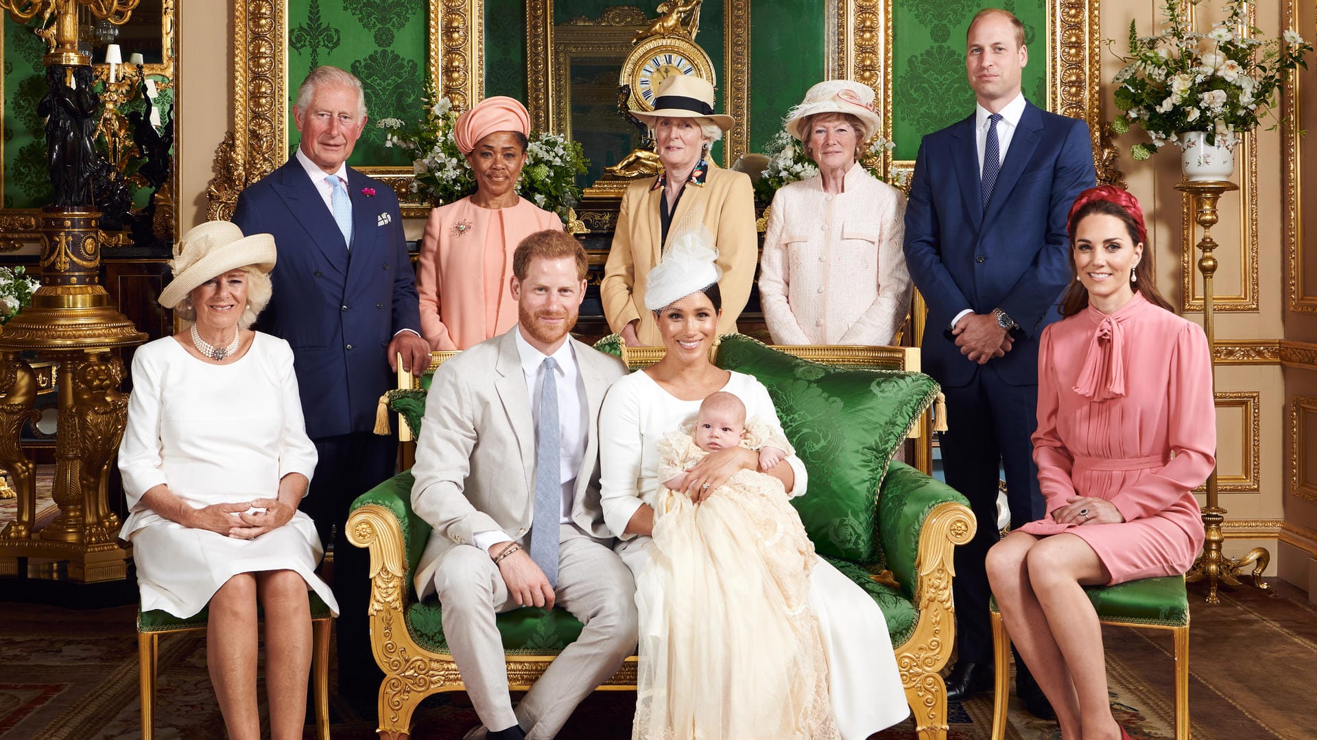 Das offizielle Tauffoto: Prinz Harry, Herzogin Meghan, Archie Harrison, Herzogin Camilla, Prinz Charles, Doria Ragland, Lady Jane Fellowes, Lady Sarah McCorquodale, Prinz William und Herzogin Kate.