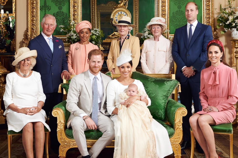 Das offizielle Tauffoto: Prinz Harry, Herzogin Meghan, Archie Harrison, Herzogin Camilla, Prinz Charles, Doria Ragland, Lady Jane Fellowes, Lady Sarah McCorquodale, Prinz William und Herzogin Kate.