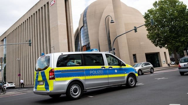 Polizeiwagen vor der Kölner Zentralmoschee.