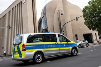 Polizeiwagen vor der Kölner Zentralmoschee.
