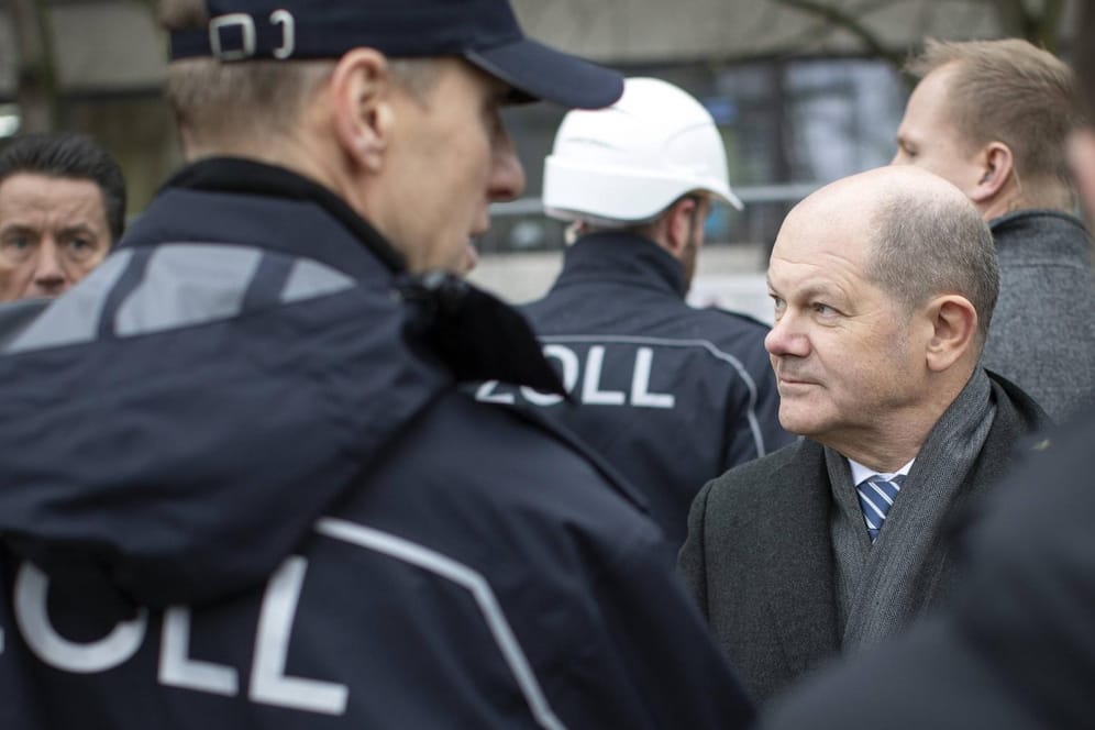 Bundesfinanzminister Olaf Scholz (SPD) mit Zoll-Beamten: Die Anti-Geldwäsche-Einheit soll mehr Befugnisse bekommen. (Symbolfoto)