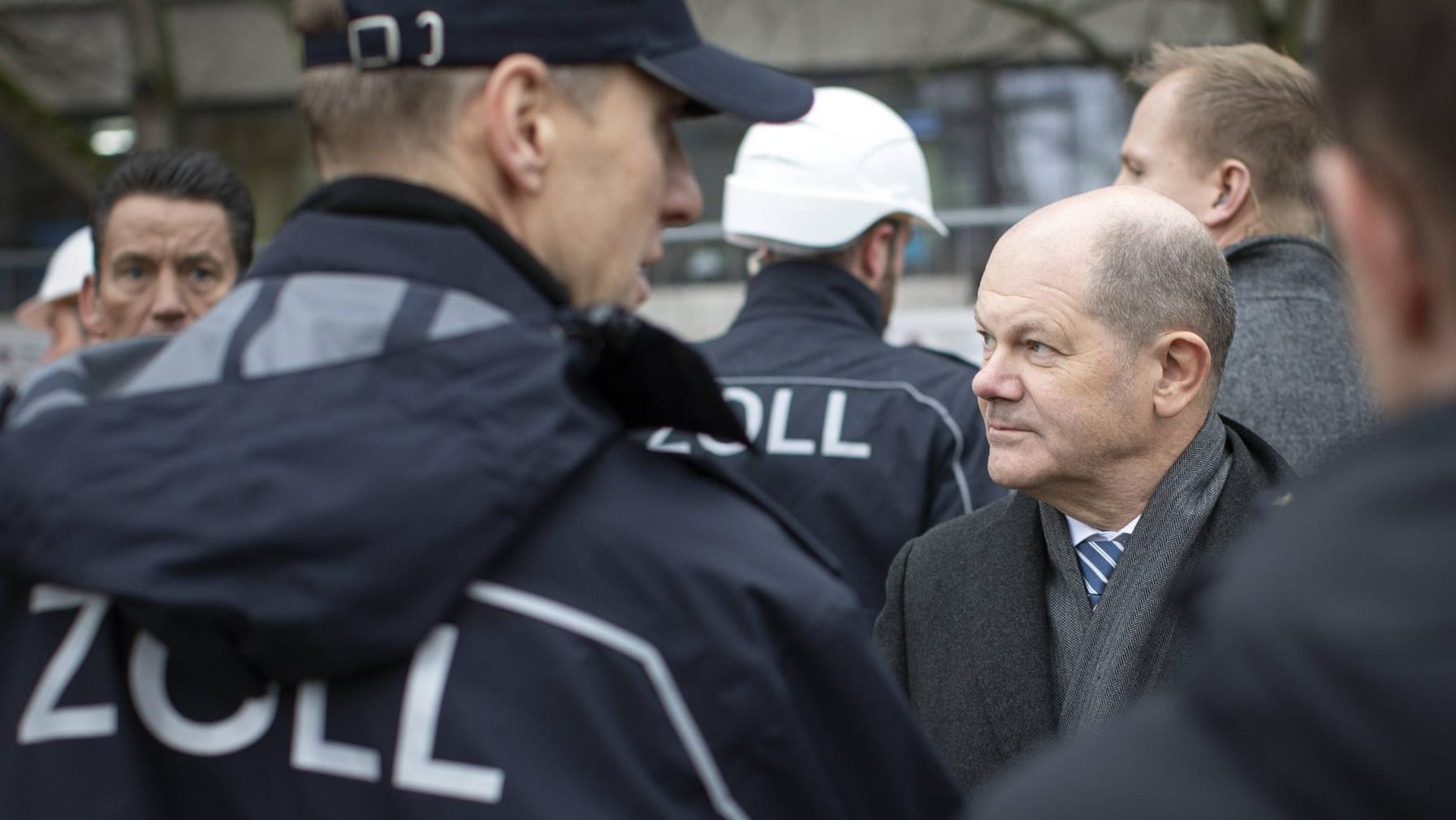 Bundesfinanzminister Olaf Scholz (SPD) mit Zoll-Beamten: Die Anti-Geldwäsche-Einheit soll mehr Befugnisse bekommen. (Symbolfoto)