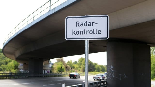 In Bußgeldverfahren sind von einem bestimmten Blitzgerät gemachte Temposünder-Fotos nach Ansicht des Verfassungsgerichtshofes des Saarlandes nicht verwertbar. In Bußgeldverfahren sind von einem bestimmten Blitzgerät gemachte Temposünder-Fotos nach Ansicht des Verfassungsgerichtshofes des Saarlandes nicht verwertbar.