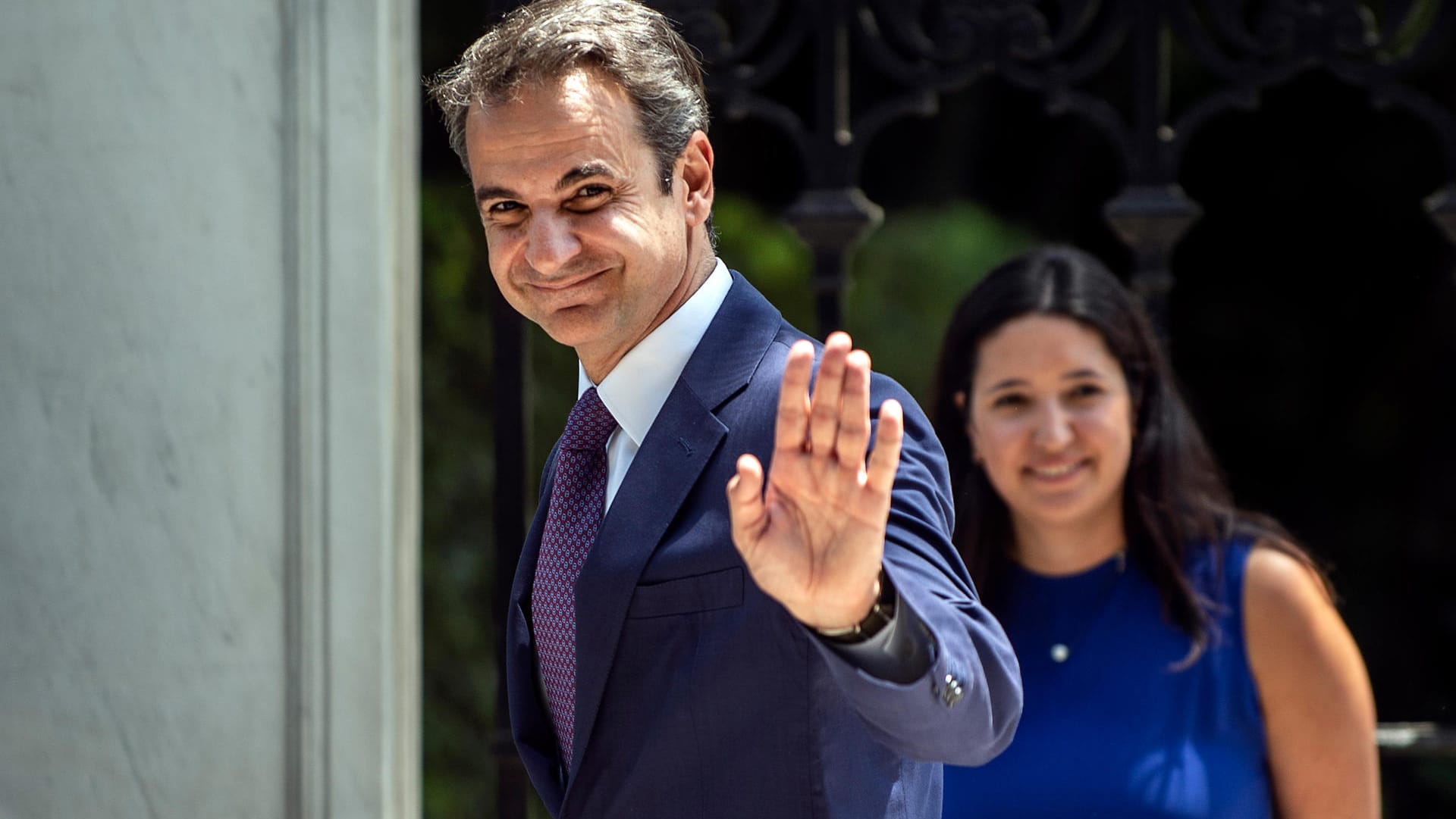 Athen: Kyriakos Mitsotakis (l), Präsident der konservativen Partei Nea Dimokratia (ND) und neugewählter Premierminister, kommt zu der Vereidigung des neuen griechischen Kabinetts. Athen: Kyriakos Mitsotakis (l), Präsident der konservativen Partei Nea Dimokratia (ND) und neugewählter Premierminister, kommt zu der Vereidigung des neuen griechischen Kabinetts.