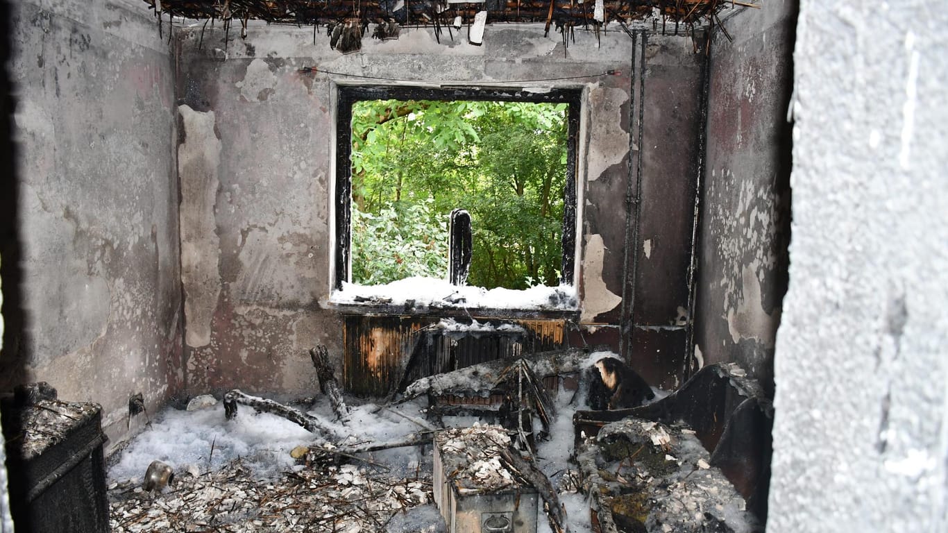 Ein ausgebranntes Zimmer: Beim Brand in Wehringhausen wurde eine 37-jährige Frau verletzt.