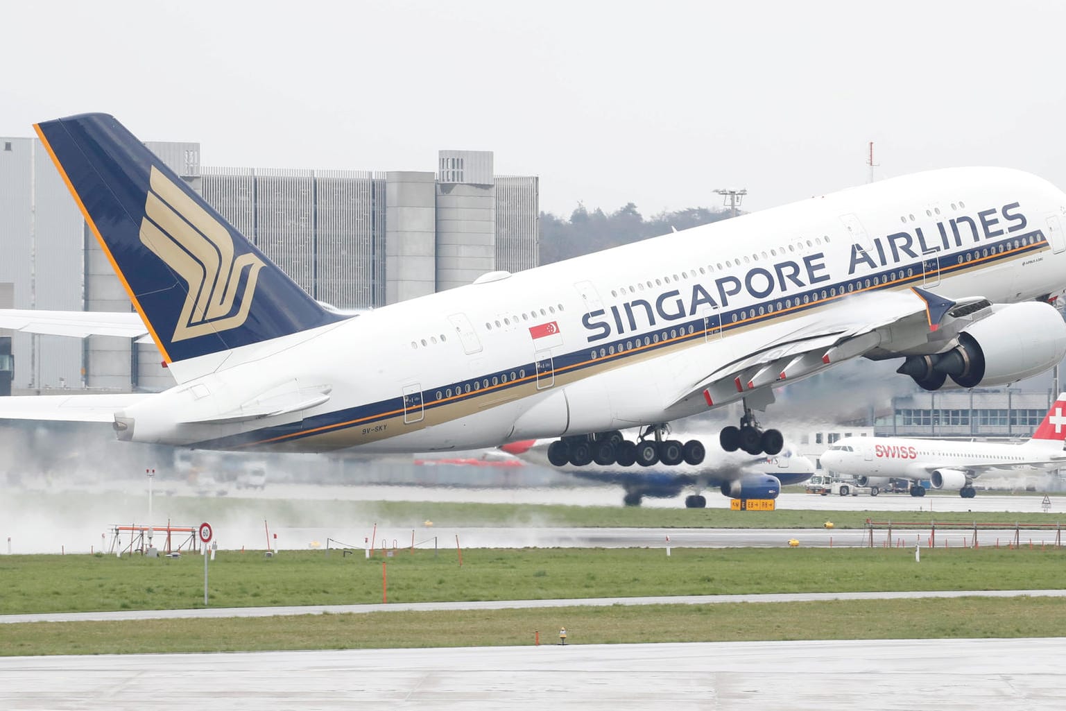 Ein Airbus A380-800 hebt vom Flughafen in Zürich ab: Der Flugzeugbauer hat derzeit Probleme aufgrund von möglichen Haarrissen.