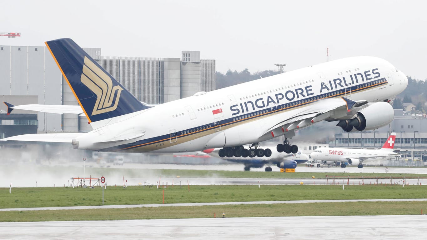 Ein Airbus A380-800 hebt vom Flughafen in Zürich ab: Der Flugzeugbauer hat derzeit Probleme aufgrund von möglichen Haarrissen.