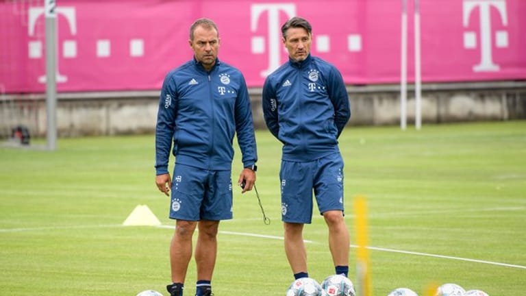 Coach Niko Kovac (r) und Co-Trainer Hansi Flick beim Training des FC Bayern München.