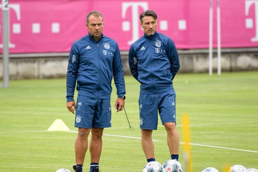 Coach Niko Kovac (r) und Co-Trainer Hansi Flick beim Training des FC Bayern München.