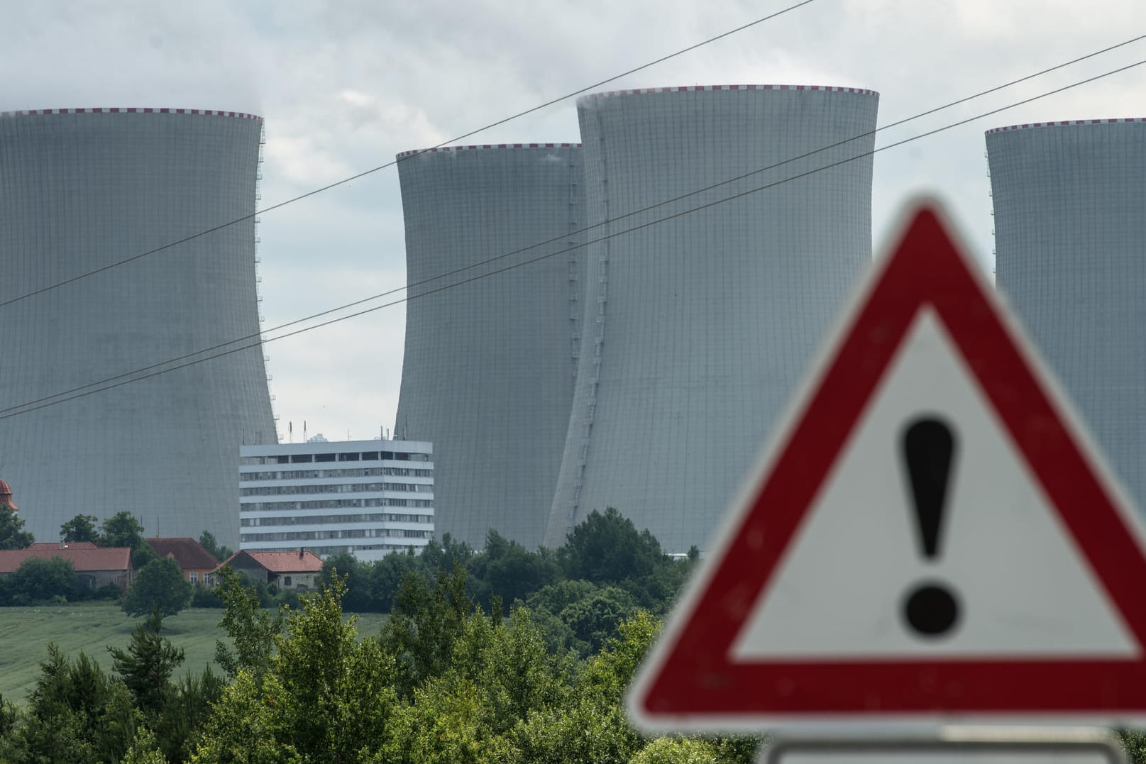 Die Kühltürme des Atomkraftwerkes Temelin: Tschechien hat Investitionen in Millardenhöhe für den AKW-Ausbau angekündigt.