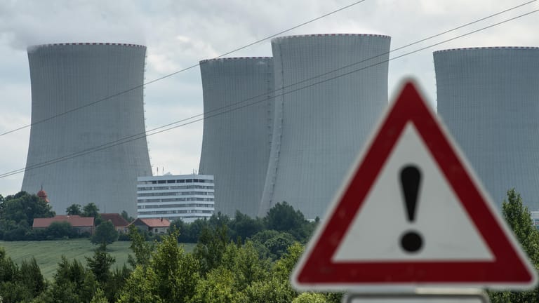 Die Kühltürme des Atomkraftwerkes Temelin: Tschechien hat Investitionen in Millardenhöhe für den AKW-Ausbau angekündigt.